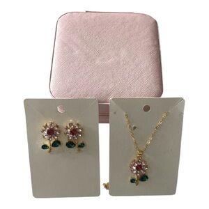 NWOT-FLOWER NECKLACE & MATCHING EARRINGS-GOLD TONE BOW EARRINGS-TRAVEL CASE